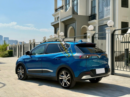 Vinfast-E34-2022-mat-sau