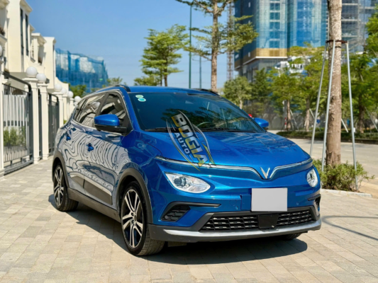 Vinfast-E34-2022-mat-truoc-trai